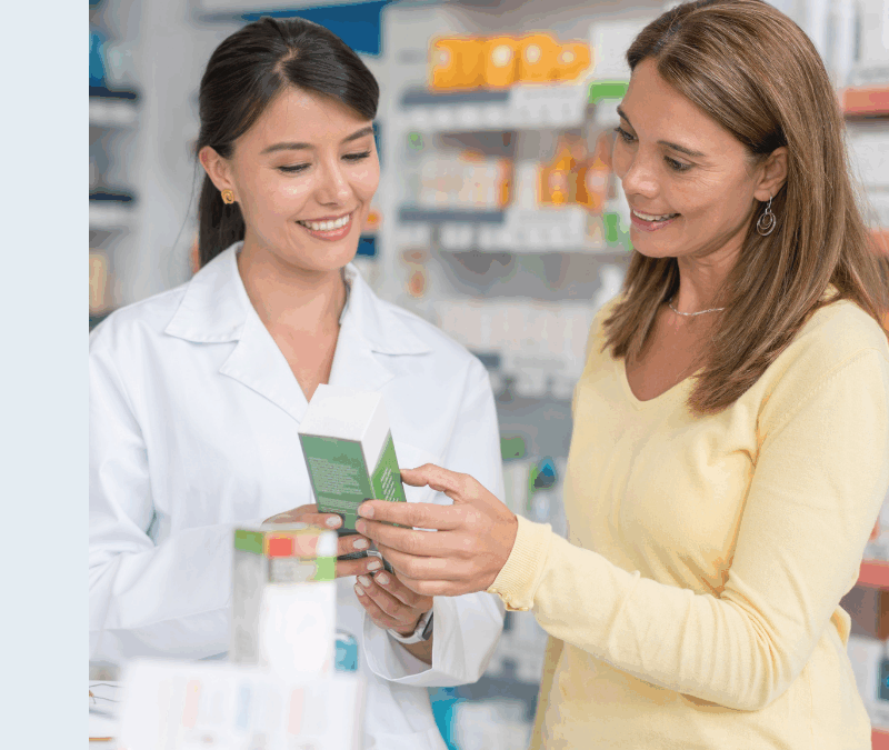Farmacéutica asesorando a una clienta sobre un producto de cuidado personal en farmacia